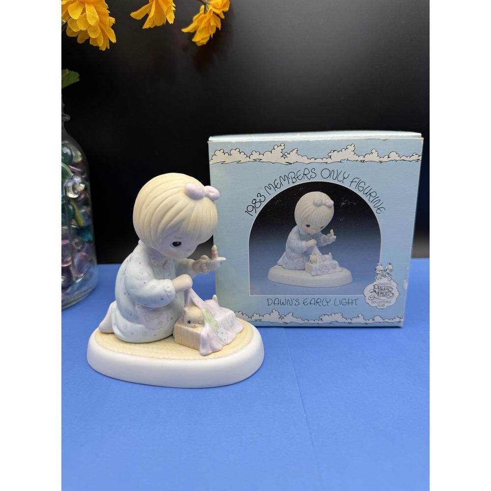 Precious Moments Figurine: PM831 Dawn's Early‎ Light W/Box 1983 (4.5")